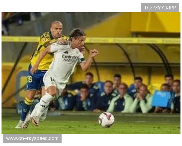 维尼修斯点球梅开二度,皇马半场3-1领先皇家社会